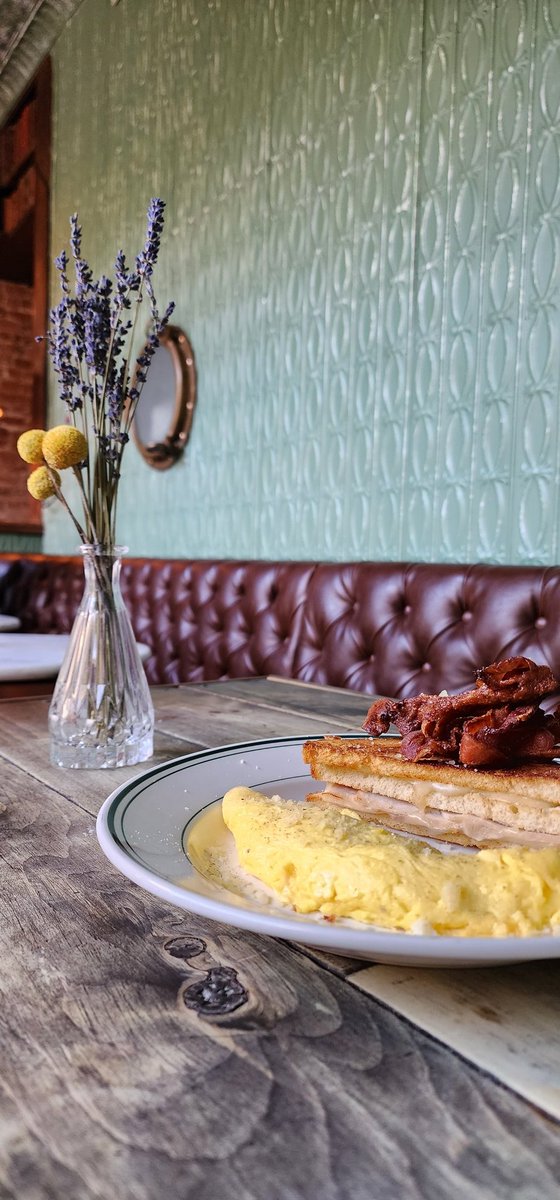 🇮🇹🥪 Presenting our twist on a classic: the Italian Croque Monsieur! Savor the rich, melted cheese, and luscious béchamel sauce, nestled between slices of perfect toast. Topped with bacon 👀 and an omlette Say "ciao" to this irresistibile masterpiece today! 🍽️😋 #ItalianCroque