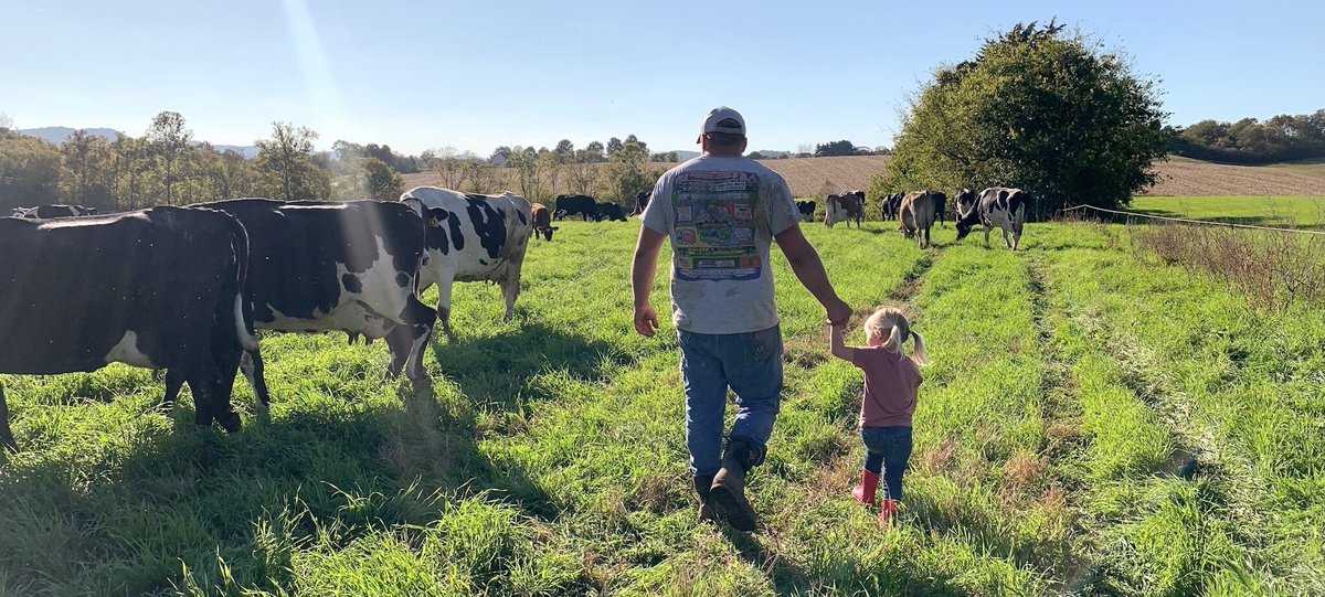 Happy #AgDay23 to dairy farmers who work hard every day to provide us nutrient-rich milk while protecting our planet. 🥛🌎thedairyalliance.com/blog/national-… #undeniablydairy