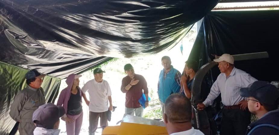 #Loja | Personal del Proyecto #PIATER de la oficina técnica de #Chaguarpamba📍 fortalecen los conocimientos de nuestros productores en:  

➡️ Capacitación teórica-práctica en la elaboración de ensilajes
➡️ Asesoramiento técnico sobre alimentación y nutrición en bovinos de carne.