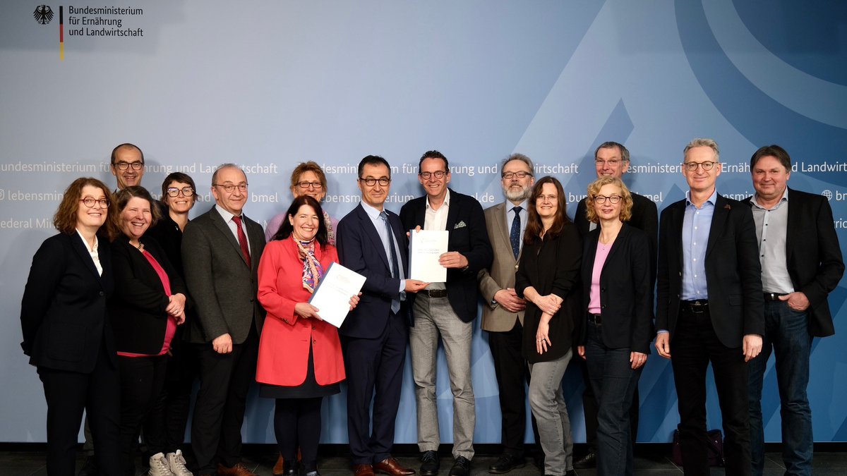 #Ernährungsarmut. Soeben hat der WBAE in Berlin seine neue Stellungnahme zu Ernährungsarmut unter Pandemiebedingungen an Bundesminister <a href="/cem_oezdemir/">Cem Özdemir</a> übergeben. Prof. Regina Birner war Co-Leiterin. Rund 3 Millionen Menschen sind in Deutschland betroffen. (Foto: BMEL) (1/7)