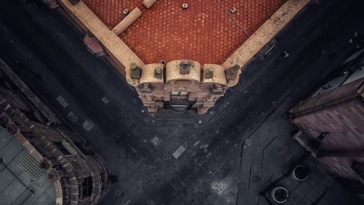 ElDronRamonSLP's tweet photo. ¡Un pedacito de historia de San Luis Potosí desde las alturas! ¿Sabías que la caja real de San Luis Potosí es una de las estructuras coloniales más importantes de México?  

#ElDronRamón  pudo capturar su belleza desde una perspectiva única. 

🚁📸 #SLP #SanLuisPotosí https://t.co/UlgyRAoF4i