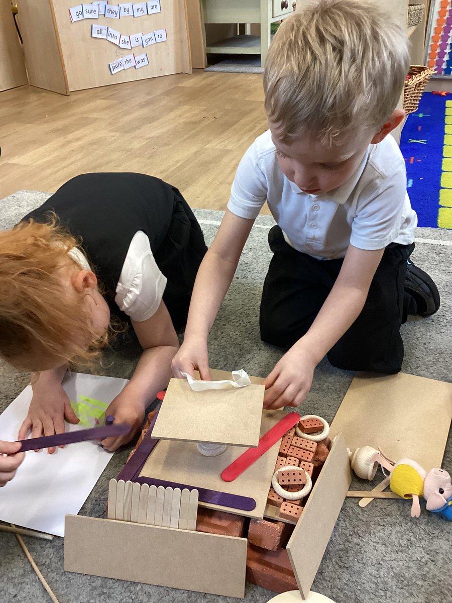 MeadowsideElm's tweet photo. Building a strong house. We used our knowledge of strong and waterproof materials. 🐷💦💪 #meadowsidedt https://t.co/keDIKgXKjN