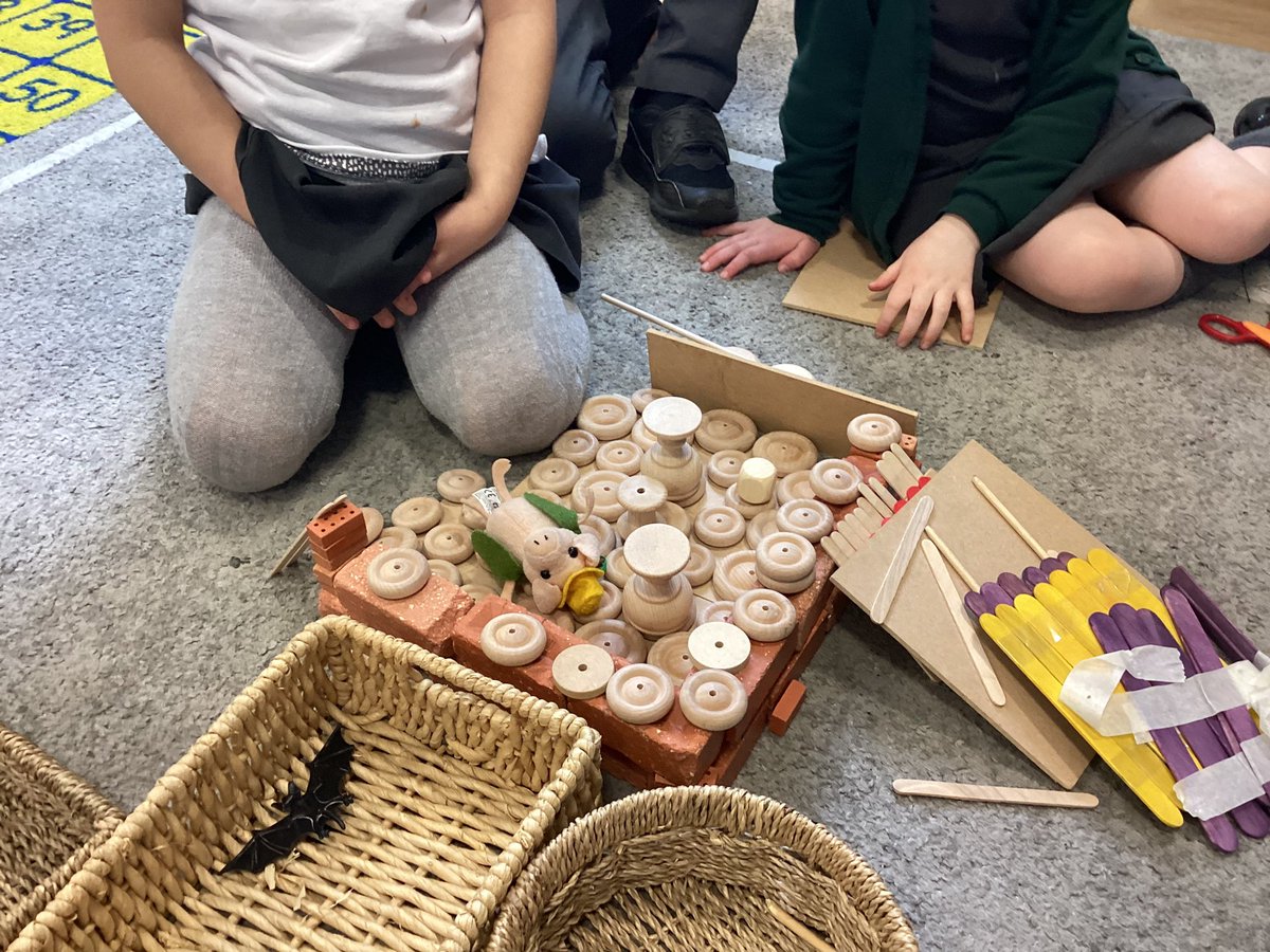 MeadowsideElm's tweet photo. Building a strong house. We used our knowledge of strong and waterproof materials. 🐷💦💪 #meadowsidedt https://t.co/keDIKgXKjN