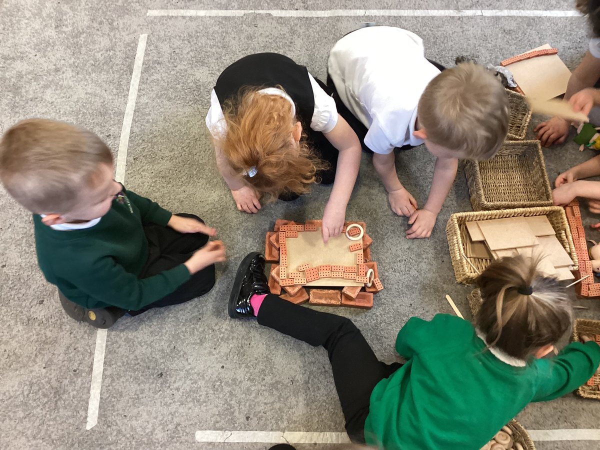 MeadowsideElm's tweet photo. Building a strong house. We used our knowledge of strong and waterproof materials. 🐷💦💪 #meadowsidedt https://t.co/keDIKgXKjN