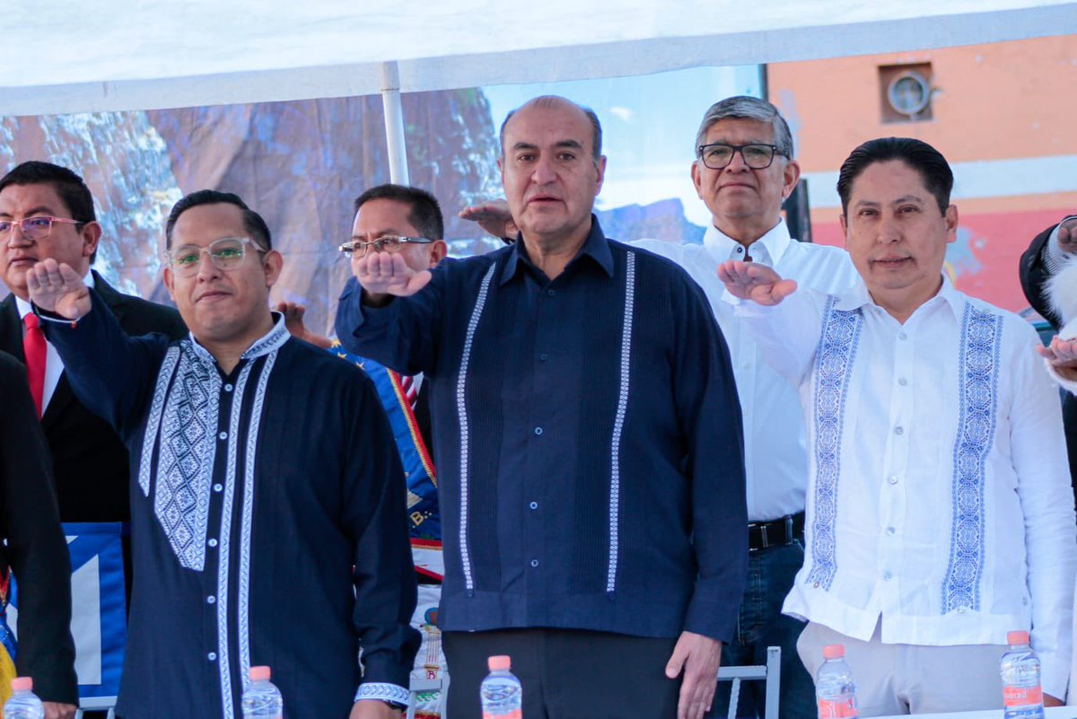 natycastrejonv's tweet photo. En el marco del natalicio de Benito Juárez, con la presencia de la comunidad educativa, esta mañana conjuntamente al presidente municipal de #Zimapán, Alan Rivera Villanueva montamos guardia de honor en la Plaza  Constitución. 
#PrimeroLaEducación https://t.co/Akm4sGPtCT