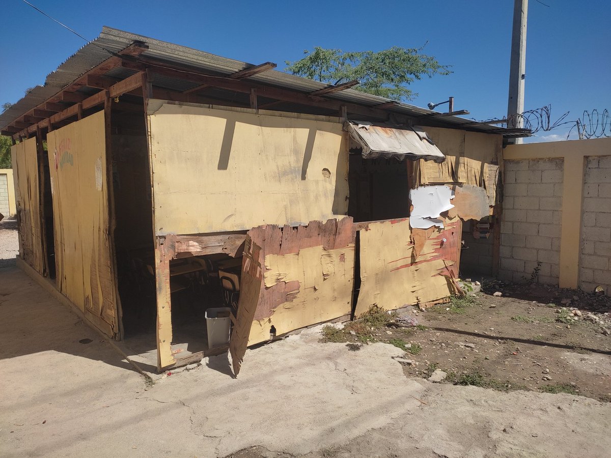 CarrascoCandida's tweet photo. Sr. Mtro. @angelhdez50 estas son las condiciones de la rancheta de la escuela El Brisal del 01-04 Cabral Barahona, aún esparamos respuesta de @EducacionRDo
@luisabinader
@precidenciaRD
@asonadediRD
#Distrito0104
#calidadeducativa https://t.co/XHBNz7WDKd