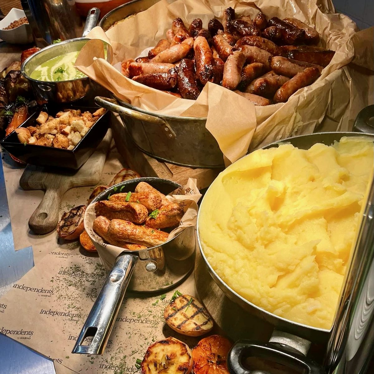 Nothing beats a heart warming meal of sausages and mash. Whether our students choose between pork or vegetarian sausages, it’s the perfect dish for a cold day! 🔥