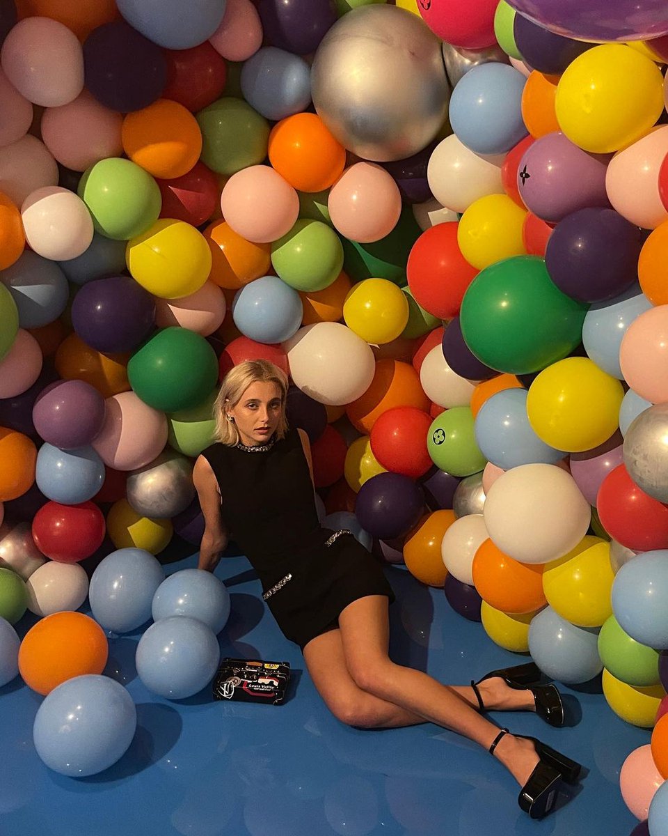 The American model Emma Chamberlain 🇺🇲🎈#emmachamberlain #americangirl #blondegirl #elegance #skinnylegs #blackdress #highheels #louisvuitton #balloons