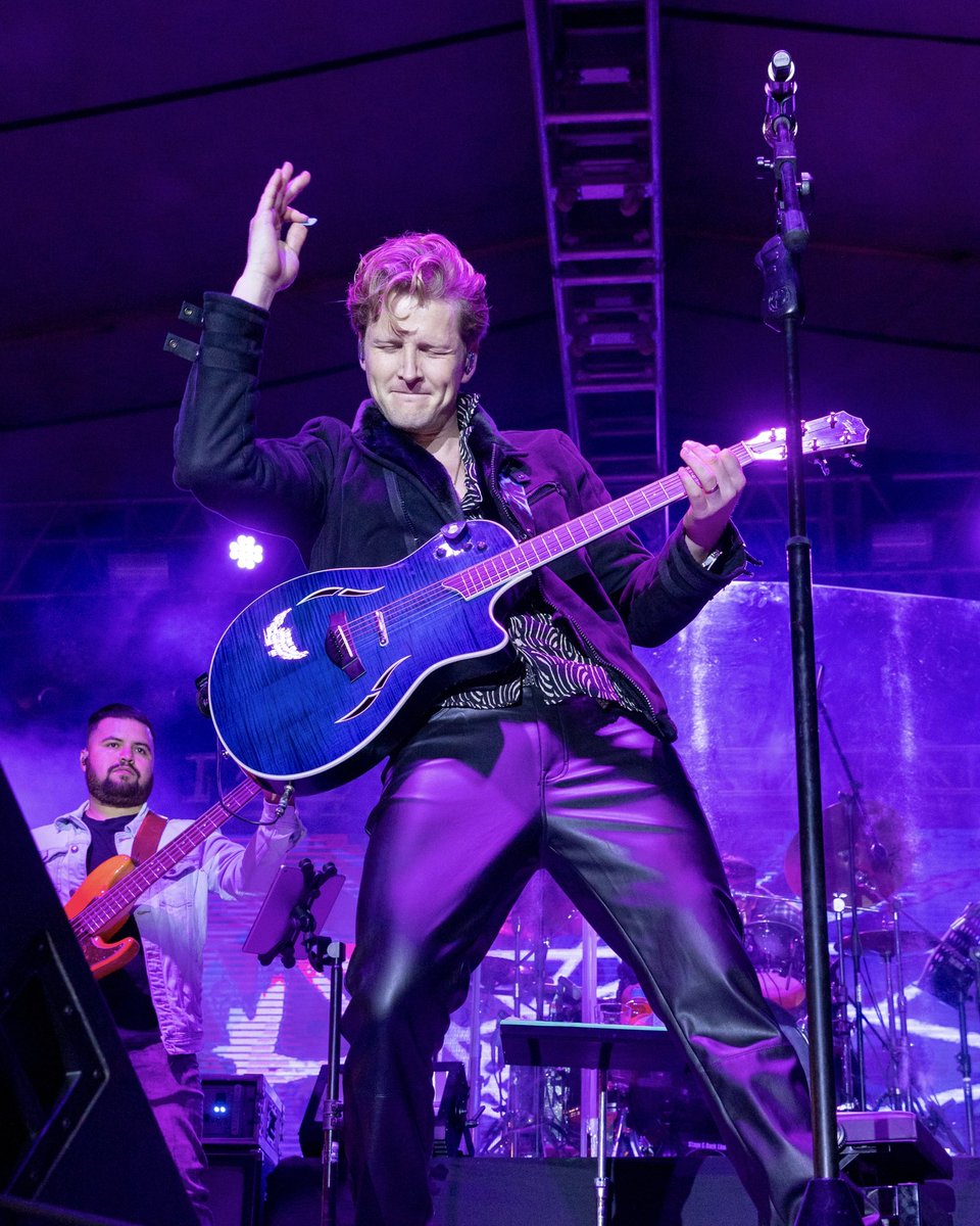 Alexander Acha tweet media