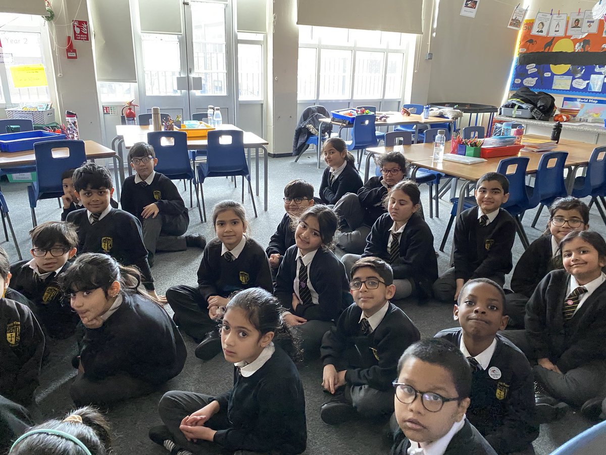 HolyFamilyYear2's tweet photo. Demonstrating how we are #livingsimply by having clean plates and turning off the lights. No waste will help our common home. @CAFOD #livesimplybrum #livesimplyhfb10 🙏🏽🌎 https://t.co/uXmM1MrXEV