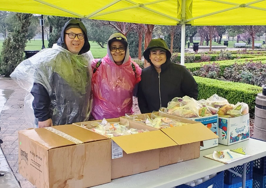 LAUSDSup's tweet photo. Thank you to our employees and volunteers who braved the rain to distribute students' meals to families at Grab &amp; Go sites throughout the city. Three days' worth of meals will be provided today. To find your nearest Grab &amp; Go location, please visit https://t.co/ekR3tpQxBY. https://t.co/upK3sGd8kY