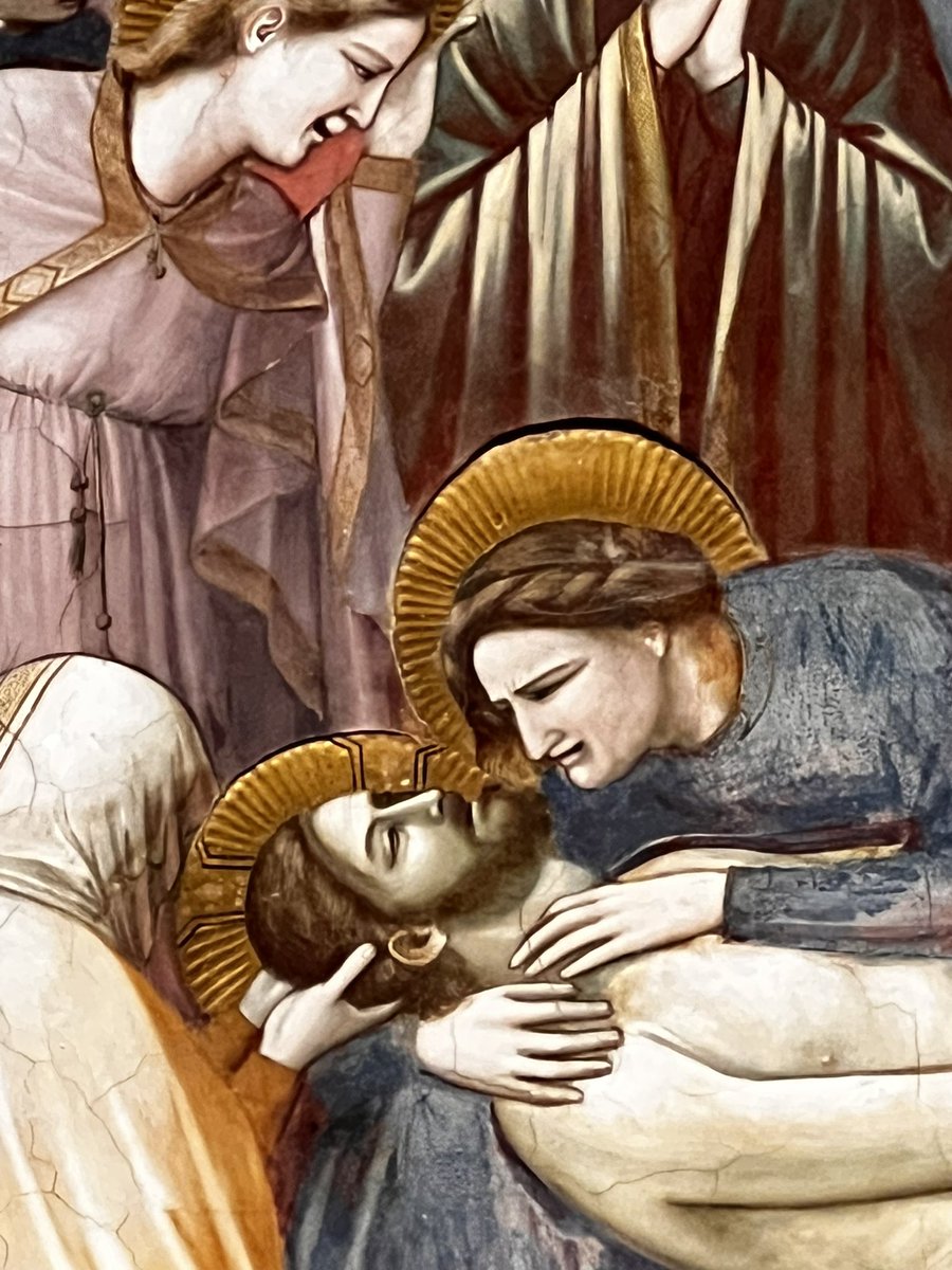 Artintweet's tweet photo. L’opera straordinaria di Giotto nella Cappella degli Scrovegni a Padova si riassume in un unico grande aspetto che ha poi cambiato tutta la raffigurazione artistica successiva: aver inserito sentimenti ed emozioni, totalmente assenti nell’arte bizantina precedente. 
#arte https://t.co/lfR9vN2RWH