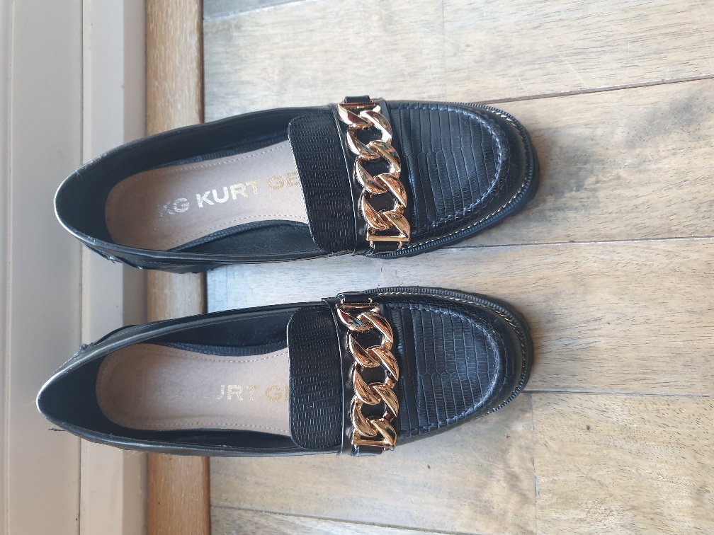 BerksConsumer's tweet photo. @KurtGeiger Hope your bags are better made than your shoes... worn outside for the first time and already BOTH heels coming off https://t.co/W4q0r0EKuA