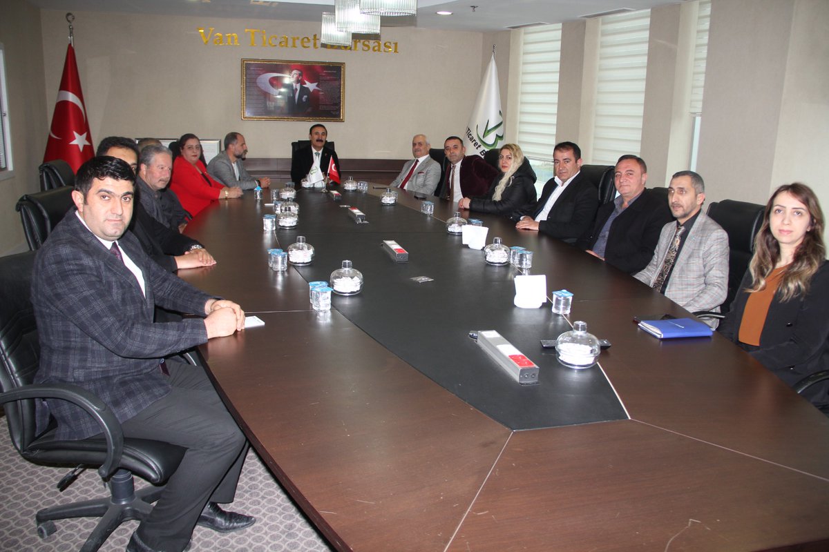 Seçim çalışmalarımız kapsamında STK ziyaretlerimiz devam ediyor. Bugün Van Ticaret Borsasını ziyaret edip il ekonomisini konuştuk.
