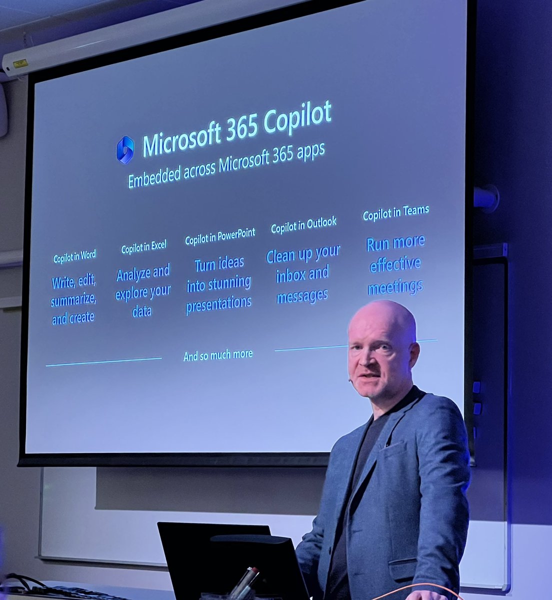 kl4sp's tweet image. I dag og i morgen deltar jeg på #DataDay2023. Interessante fremtidsvisjoner fra NVIDIAs Carlo Ruiz og Microsofts Jon Jahren. Snart er det Jensen Huang på storskjerm (bilde av JH med med en flott genser er fra en tidligere anledning 😊). Men først debatt! 
dataday.no