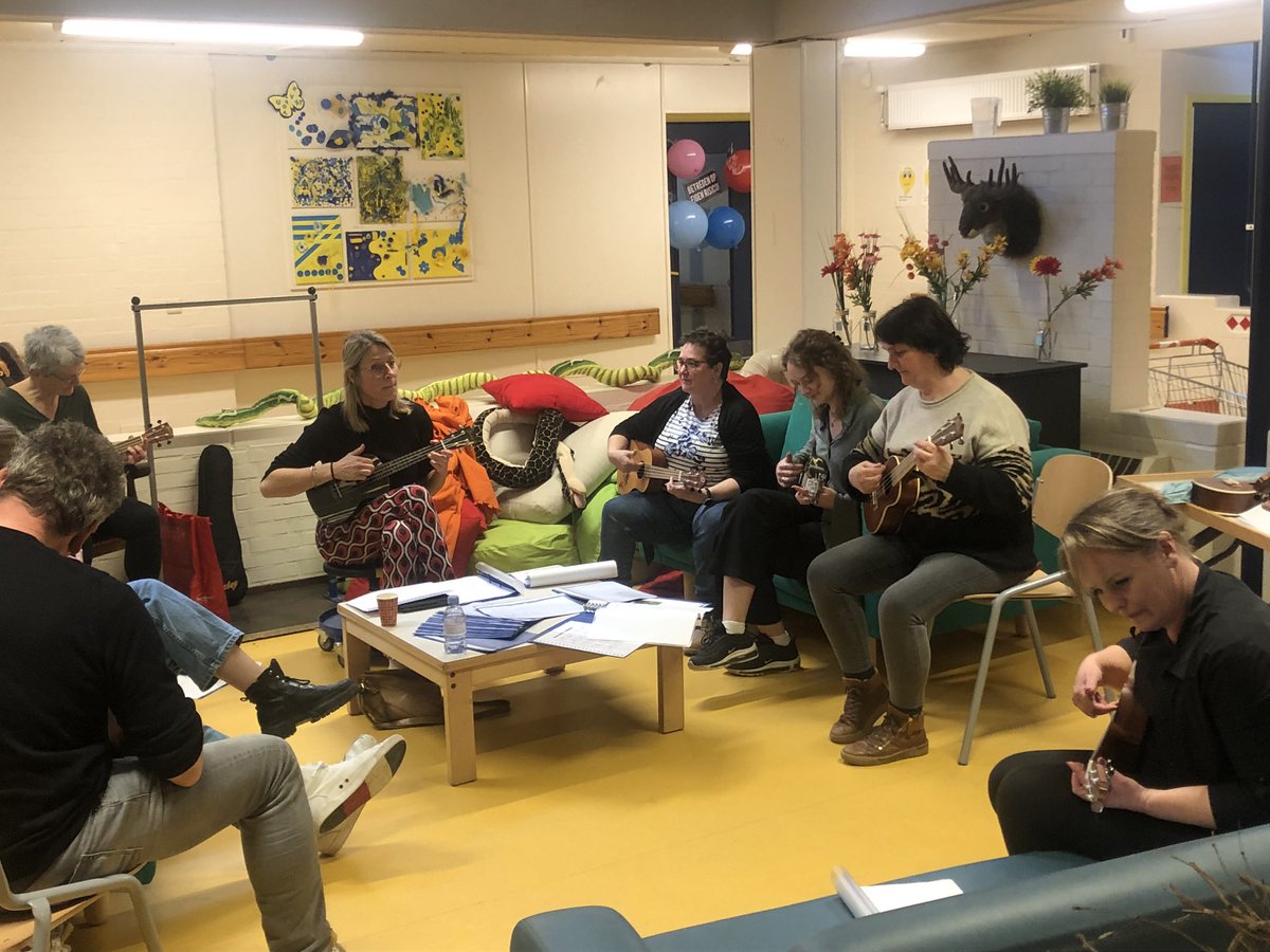 Ukelele les door en voor personeel     bij <a href="/KonVisio/">Koninklijke Visio</a> onderwijs Breda.            1e les het ‘goedemorgen liedje’ 🎶