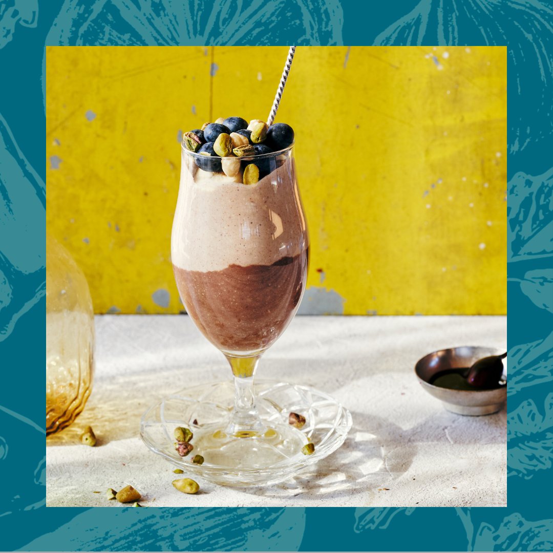 Sinds een jaar of twee ben ik intensief aan het sporten, soms tik ik de tien keer per week aan. Heerlijk! Maar dat betekent ook: plannen. Dit ontbijt neem ik daarom regelmatig mee in een pot. En heb ik wel tijd, dan serveer ik hem in een glas – hartstikke sjiek voor iets simpels.