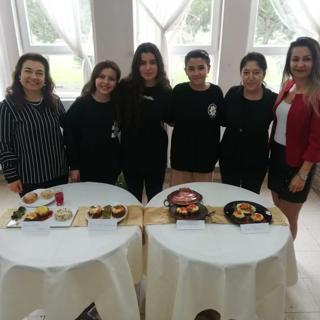 HaleKulacoglu's tweet photo. Genç Şefler Yarışıyor yemek yarışmasında Danışmanlığını yaptığım öğrencilerim Didim ilçe 1.oldu.Hepsini tebrik ediyor,destek olan herkese teşekkür ediyorum.@tcmeb @Aydin_MEM @AydinMemArge @seyfullah0966 @DidimMem @metelek @DidimValiler https://t.co/eBQDGbwWcn