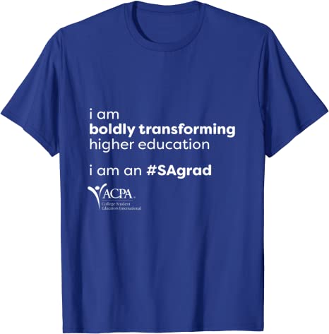 ACPA's tweet image. Boldly Transforming T-shirt: buff.ly/3naZTpP 

Boldly Transforming Sweatshirt: buff.ly/3FFvJ4g 

#SAFaculty Sweatshirt: buff.ly/3Tufc92 | buff.ly/3LF0qu1 

#SAgrad tshirt: buff.ly/40GwMJt