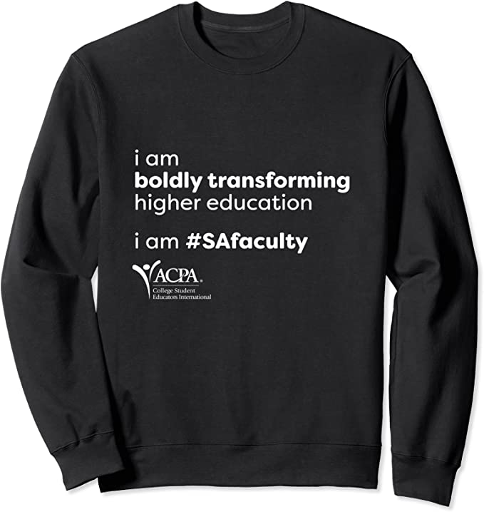 ACPA's tweet image. Boldly Transforming T-shirt: buff.ly/3naZTpP 

Boldly Transforming Sweatshirt: buff.ly/3FFvJ4g 

#SAFaculty Sweatshirt: buff.ly/3Tufc92 | buff.ly/3LF0qu1 

#SAgrad tshirt: buff.ly/40GwMJt