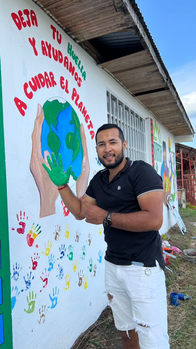 CAMHUILA's tweet photo. En el #DRMI Serranía de Minas 🌳 activamos las actividades artísticas que permiten la promoción de los valores de conservación del área protegida 🦥🐻. Así se realizaron murales ambientales 🎨🖌️en las instituciones Educativas 📚 Rica Brisa de #Tarqui y El Uvital de #El_Pital. https://t.co/acBp7oa3gy