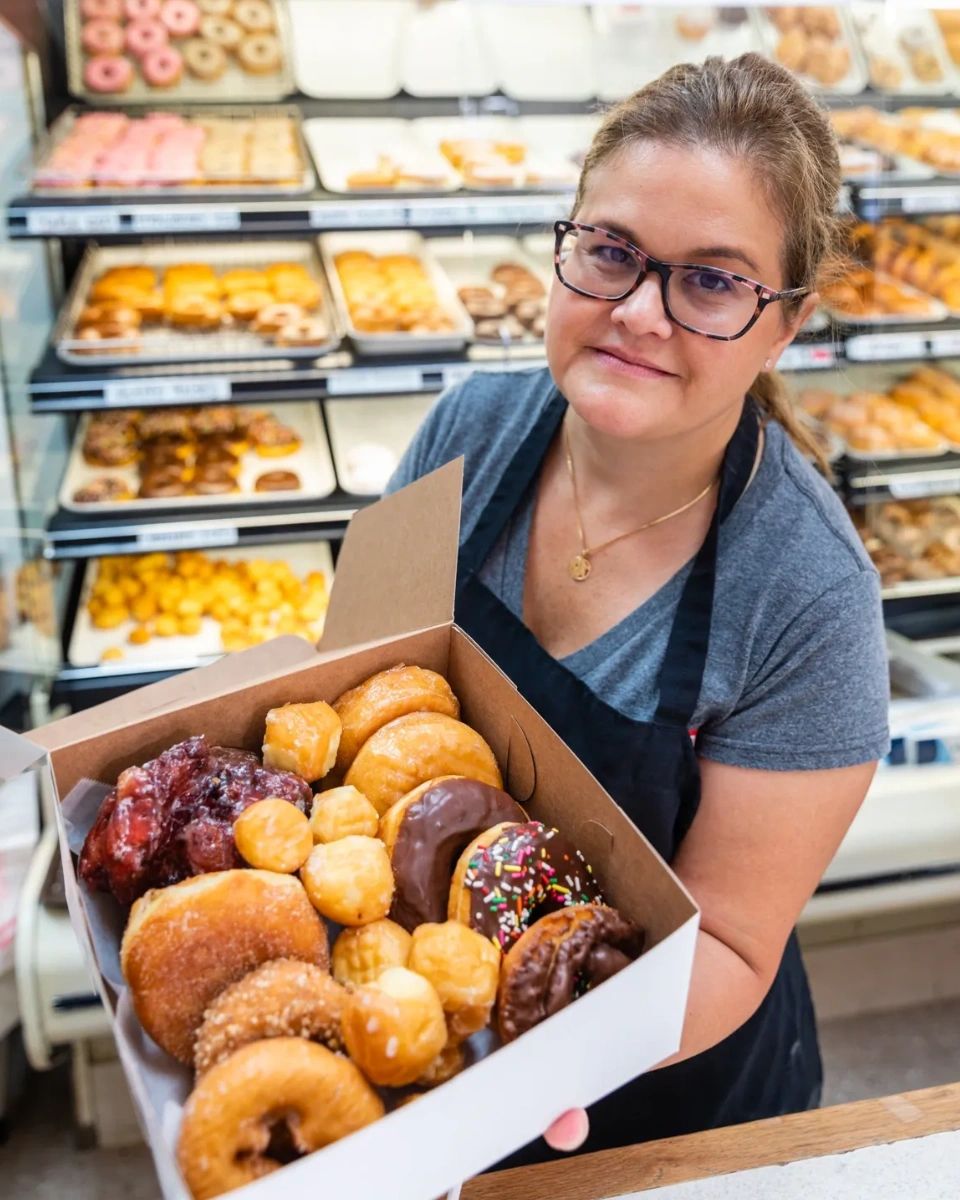 doughinthebox's tweet photo. We get it: Sometimes eating out just isn't on the agenda. If you've had a long day but still want a hot, delicious treat, our delivery services are always there for you. https://t.co/f9xQV1cN88