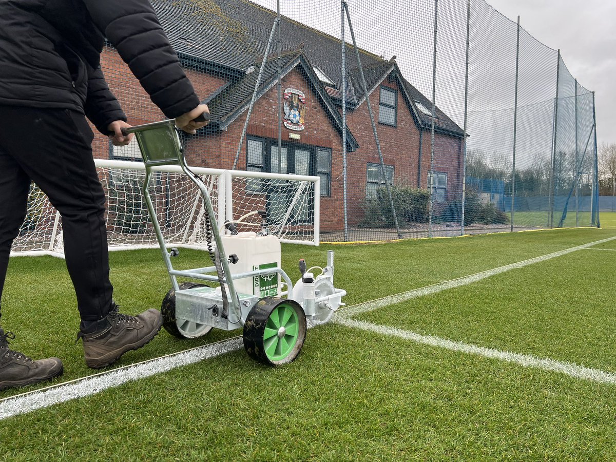 Our apprentice <a href="/CharlieBendall/">Charlie Bendall</a> marking out the first team grids with the <a href="/TurfixSolutions/">Turfix</a> hybrid marker #GroundsWeek 🧑‍🎨🌱