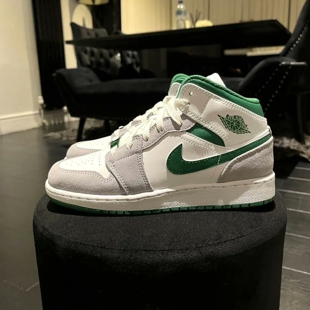 Take a look at this eclectic mix of preloved #fashion and #tech items, available now from @papercliphq seller: kaye2 🔥

#Nike #iPhone #onlineshopping