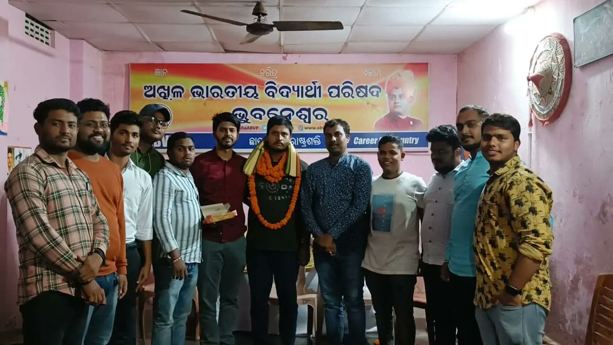 ପୋଲିସର ମିଥ୍ୟା ମକୋଦ୍ଦମା ଆଧାରରେ ଗିରଫ ହୋଇଥିବା ନିର୍ଦ୍ଦୋଷ ଛାତ୍ରନେତା ସଞ୍ଜୟ ମଲ୍ଲିକଙ୍କୁ ଦୀର୍ଘ ୩୯ ଦିନ ବ୍ୟବଧାନ ପରେ ନ୍ୟାୟପାଳିକା ମୁକ୍ତ କରିବା ପରେ ରାଜ୍ୟ ସଙ୍ଗଠନ ସମ୍ପାଦକ ଶ୍ରୀ <a href="/BailochanSahuOd/">BAILOCHAN SAHU</a> ଓ ରାଜ୍ୟ ସମ୍ପାଦକ ଶ୍ରୀ <a href="/Arijeetodisha/">Arijeet Pattanaik 🇮🇳 ଅରିଜିତ୍ ପଟ୍ଟନାୟକ</a> ଙ୍କ ଉପସ୍ଥିତିରେ ଭବ୍ୟ ସ୍ବାଗତ କରାଯାଇଛି।
#ABVPForStudents
#ABVPOdisha