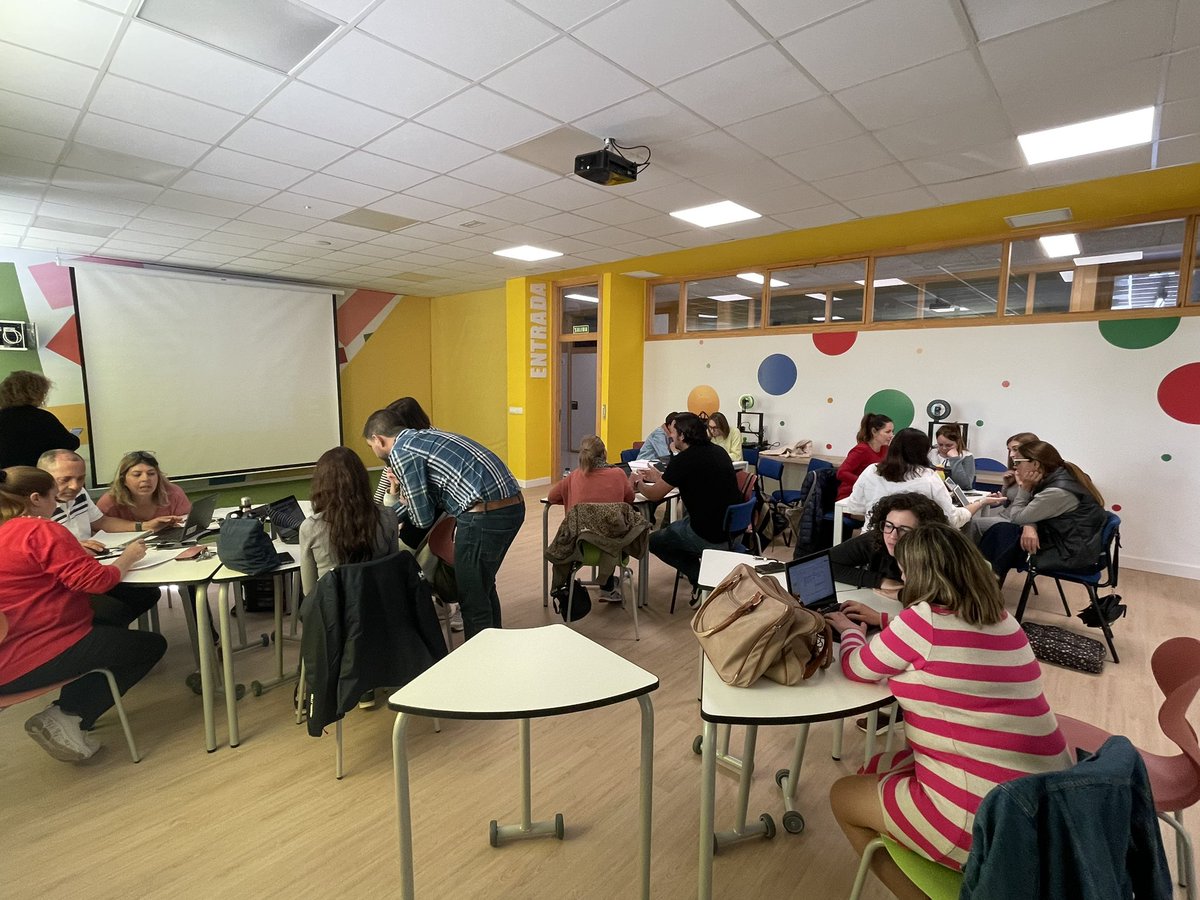CEIPFlorAzahar's tweet photo. Esta tarde el claustro de profesores está recibiendo  formación para trabajar la resolución de problemas en clase. @cepmalaga @aurecaba @ComunicAzahar @M_Mar_Gallego https://t.co/pbUWPx3PU8