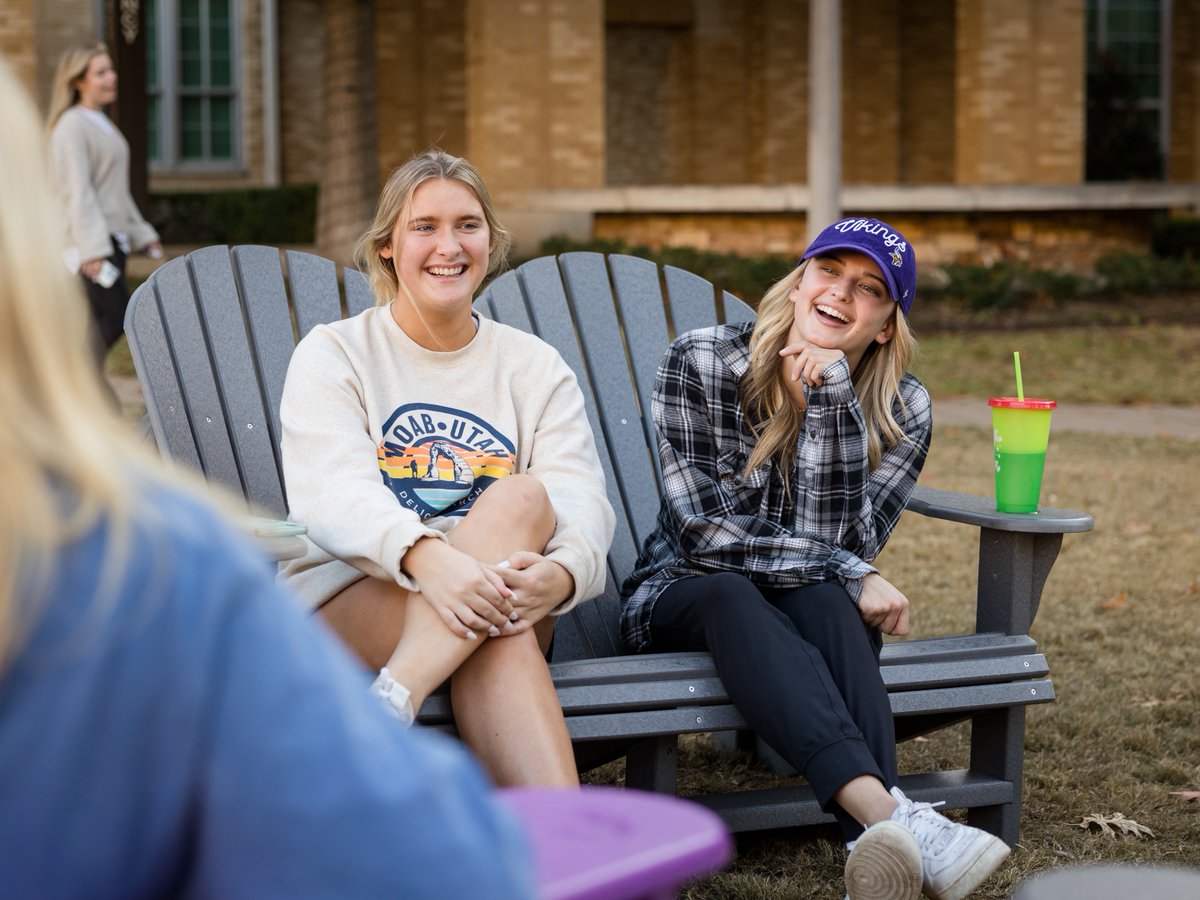 TCU's tweet image. All smiles at the happiest place in the U.S.😉 We&apos;re not kidding – Resumeio recently released a report ranking TCU #1 as the happiest school in the nation. #LeadOnTCU
🔗 bit.ly/3JzL3R3