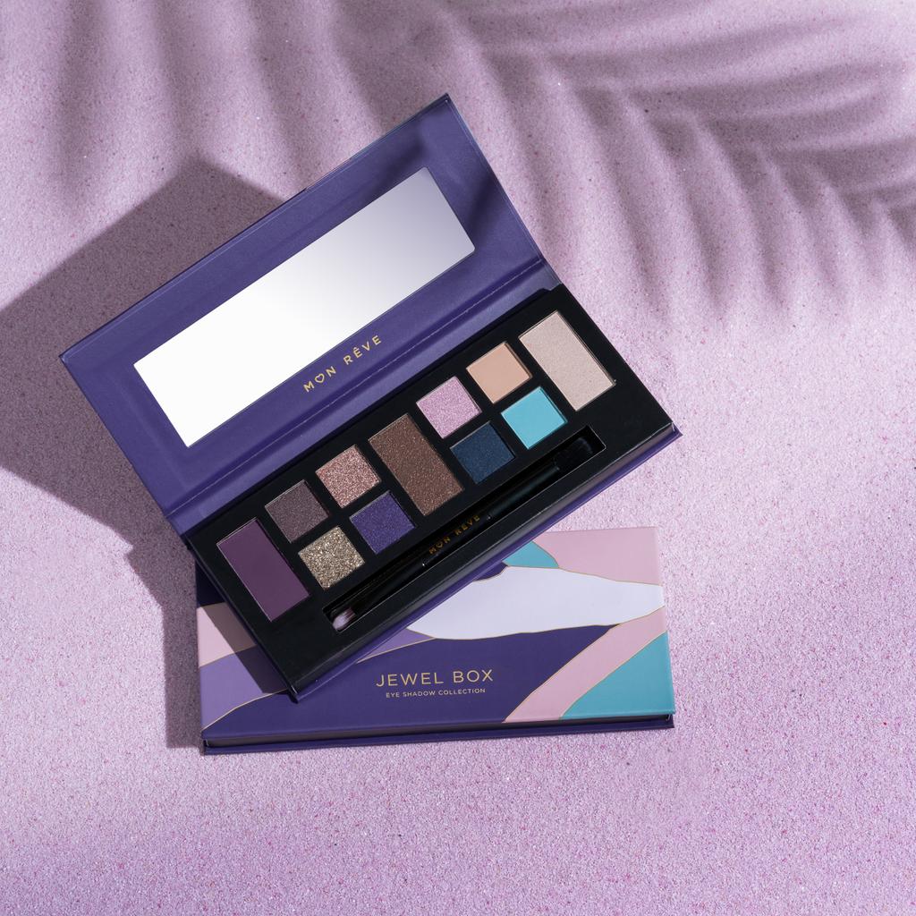 Embellece tu mirada con la paleta de maquillaje Jewel Box, misteriosa y dinámica con una gama de colores de alto rendimiento en suaves mates y delicados brillos. ¡Te Fascinará! Búscala en el comercio de tu preferencia. 

#MonreveVenezuela 
#monreve 
#Venezuela🇻🇪 
#belleza
