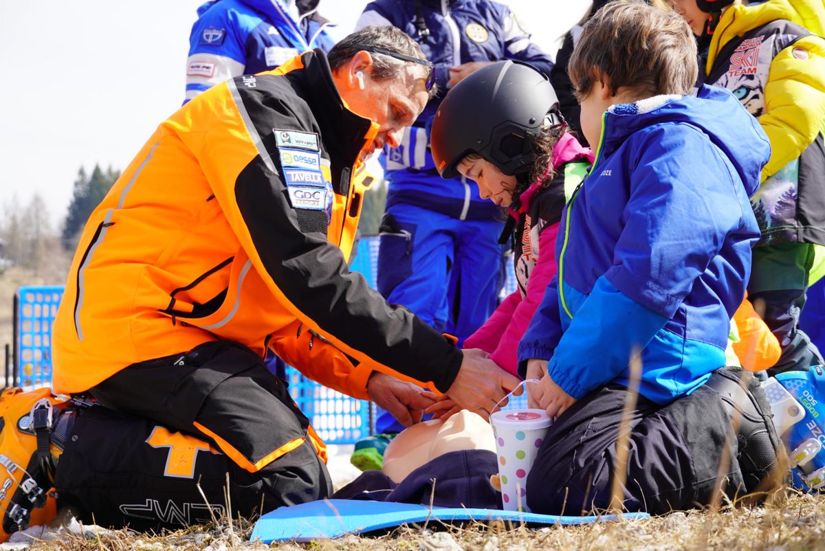 With the HUGE support and cooperation the community of Piancavallo, the "Junior Ski Patrol" concept was successfully tested. Work now begins on integrating this permanently into SnowKizdz.

Full details: snowkidz.com/en/Service/New…