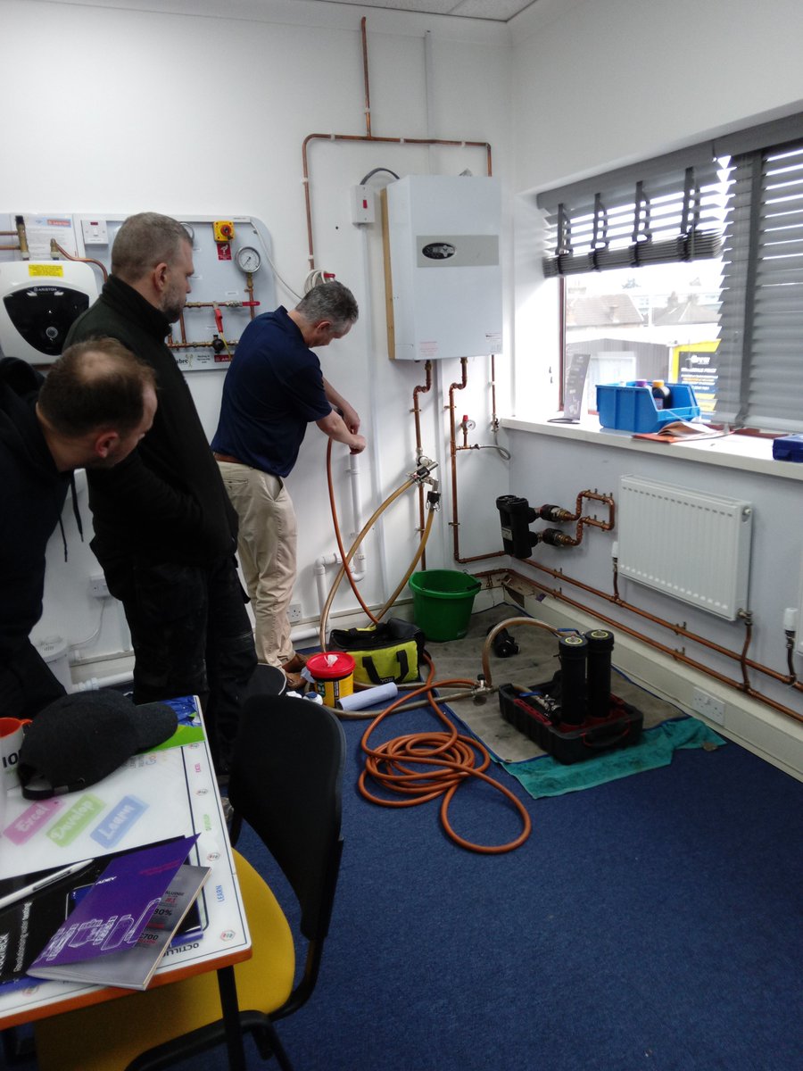 Brilliant days training with <a href="/ADEY_Pro/">ADEY</a> today at the <a href="/OctillionAcadem/">Octillion Academy</a> in Uxbridge. 
The facilities are great and the Procheck and Magnaclense systems are amazing. 
#kennaplumbing #dontusethecowboys
#everydayisaschoolday