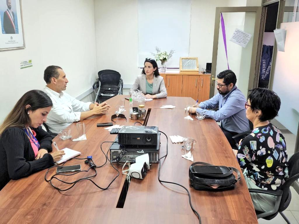 🟢La seremi <a href="/Dafne_PinoR/">Dafne Pino Riffo</a> recibió la visita del Director del <a href="/cdeaua/">CDEAUA</a> <a href="/efuentealba/">Edward Fuentealba V</a> y Ma José Riquelme,asesora de la <a href="/UANTOF/">UANTOF</a> y el CEA-LITEN de 🇨🇵,quienes informaron  las distintas actividades que llevarán a cabo este 2023 e invitaron a <a href="/EnergiaAntof/">Energia Antof</a> a desarrollar acciones conjuntas