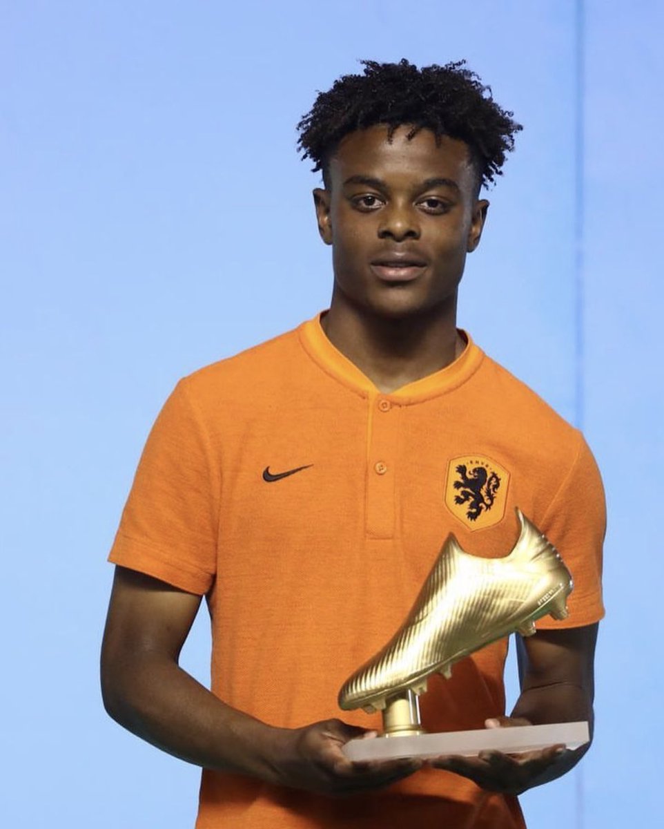 Fasun_01's tweet photo. Understand Ajax talent Sontje Hansen, winner of golden boot at U17 World Cup, has been offered new deal until 2026 ⭐️🇳🇱 #Ajax

Current deal set to expire in June, he could leave on a free.

Hansen also received offers from other clubs, including Augsburg.

Decision expected soon. https://t.co/h7z6kLWBx5