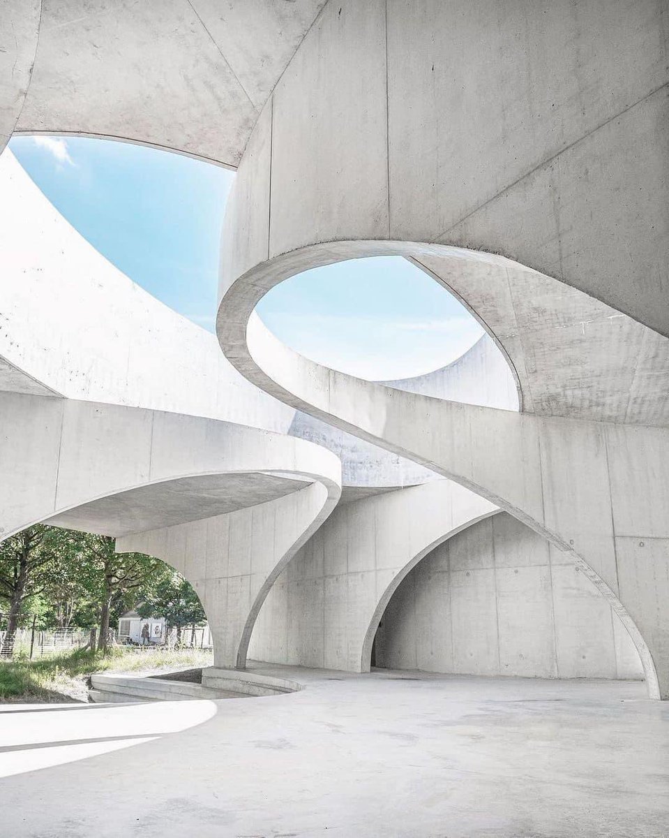 parametricarch's tweet image. Amazing shot from the concrete curvatures of the LabOvo, Labiomista, designed by Belgium based practice VAN BELLE &amp;amp; MEDINA ARCHITECTS in Genk, Belgium  / 2018.

📸 Victor Dumont

#space #architecturaldesign #futurearchitect #architectural #architect #architecture
