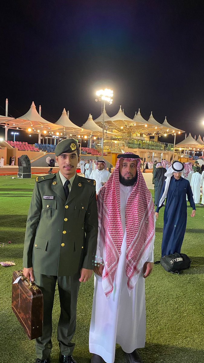 الصديق المخلص الوفيّ أخي محمد الهذيلي "أبو فهد"
عرفتك منذُ 28 عامًا وأكثر وما رأيتك فيها إلا باسم الثغر طلق المُحيّا تبذل وقتك وجهدك في إعانة من يطلب العون دون كلل ولا ملل بل كأنك صاحب الحاجة لا هم !
أيها النبيل..
 أبارك لك تخرج فلذة كبدك" فهد " من