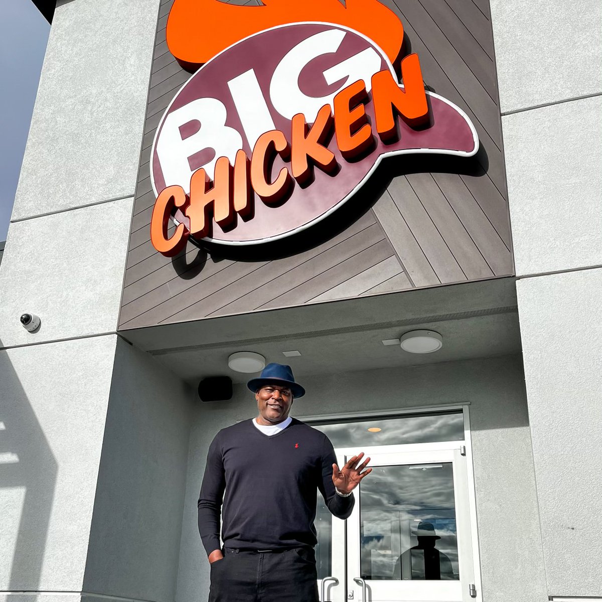 Come say hi! #DIRECTVFORBUSINESS is live with @BigChickenShaq in Las Vegas (9595 W Tropicana Ave) alongside former NBA star @TheOriginalLJ2 welcoming basketball fans to Las Vegas and supporting Big Chicken’s Round Up Your Change fundraiser!