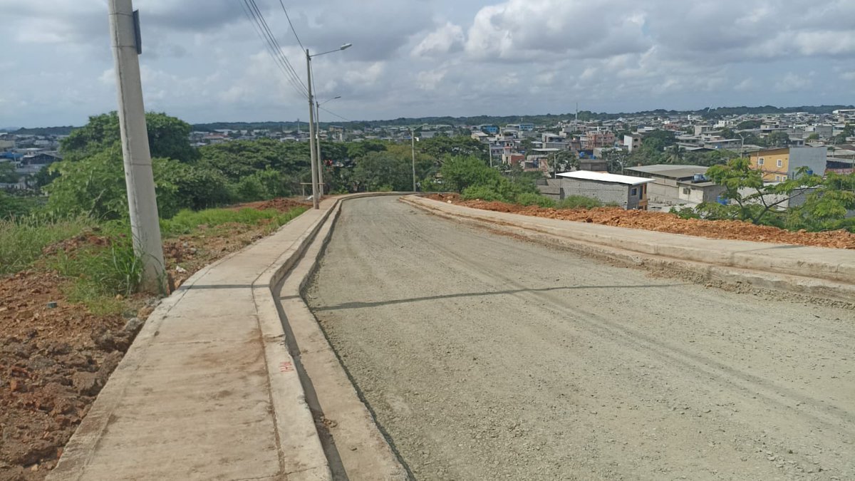 Una vez concluido los trabajos de constitución de alcantarillado pluvial, aceras y bordillos, en los próximos días iniciaremos la colocación de hormigón en la vía de acceso al sector #LasAntenas del #CerroLasCabras.