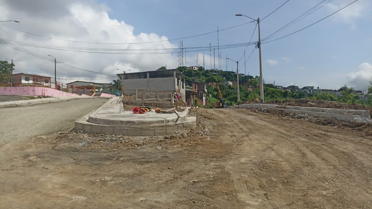 daltonarvaez's tweet photo. Una vez concluido los trabajos de constitución de alcantarillado pluvial, aceras y bordillos, en los próximos días iniciaremos la colocación de hormigón en la vía de acceso al sector #LasAntenas del #CerroLasCabras. https://t.co/1MkyjuYkCK