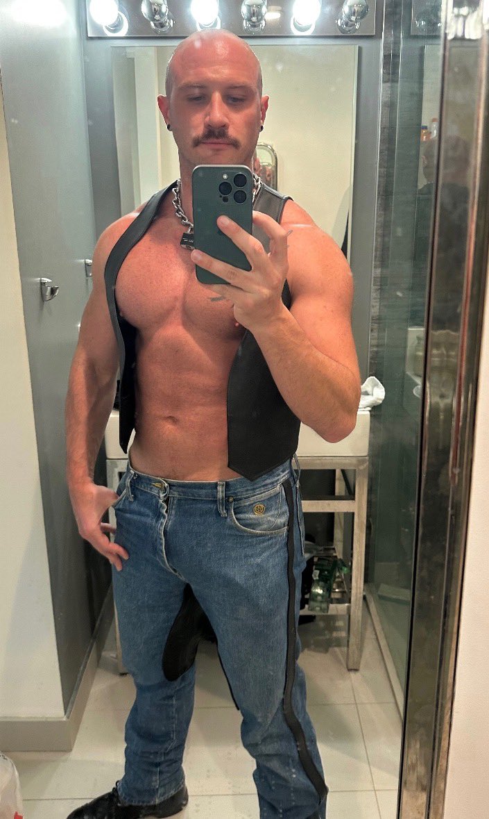 GregRileyXXX tweet media