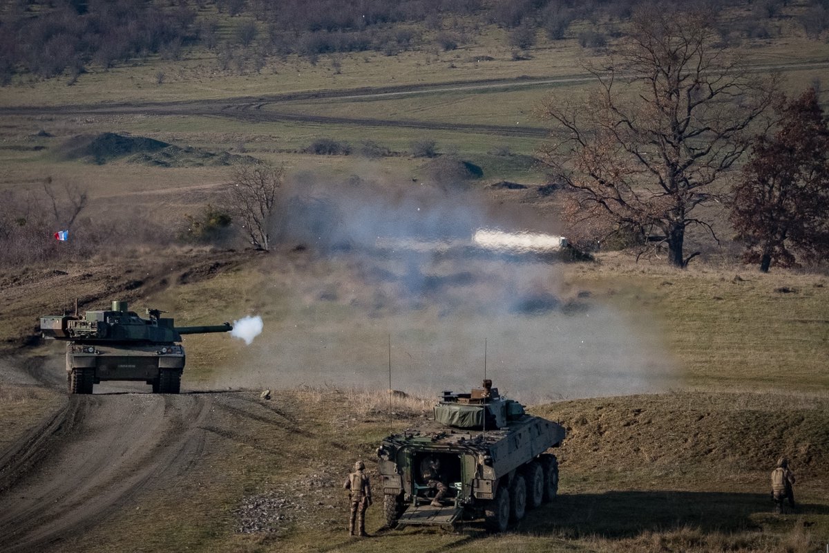 CEMAT_FR's tweet image. Inspection à la @7e_brig_blindee, brigade interarmes apte à intervenir dans tous les types de conflits, jusqu’aux plus durs. Équipée notamment de #VBCI, #Leclerc et #Caesar, elle est décisive sur le champ de bataille au sein d’une opération d’envergure.
