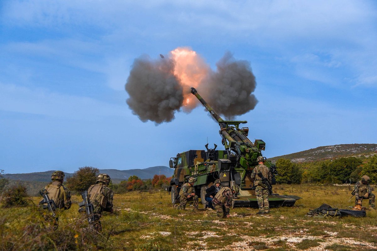 CEMAT_FR's tweet image. Inspection à la @7e_brig_blindee, brigade interarmes apte à intervenir dans tous les types de conflits, jusqu’aux plus durs. Équipée notamment de #VBCI, #Leclerc et #Caesar, elle est décisive sur le champ de bataille au sein d’une opération d’envergure.
