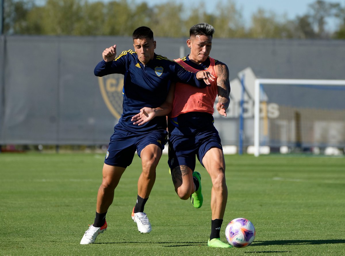 Agustín Sández y Luis Vázquez disputando una pelota en el entrenamiento de Boca.