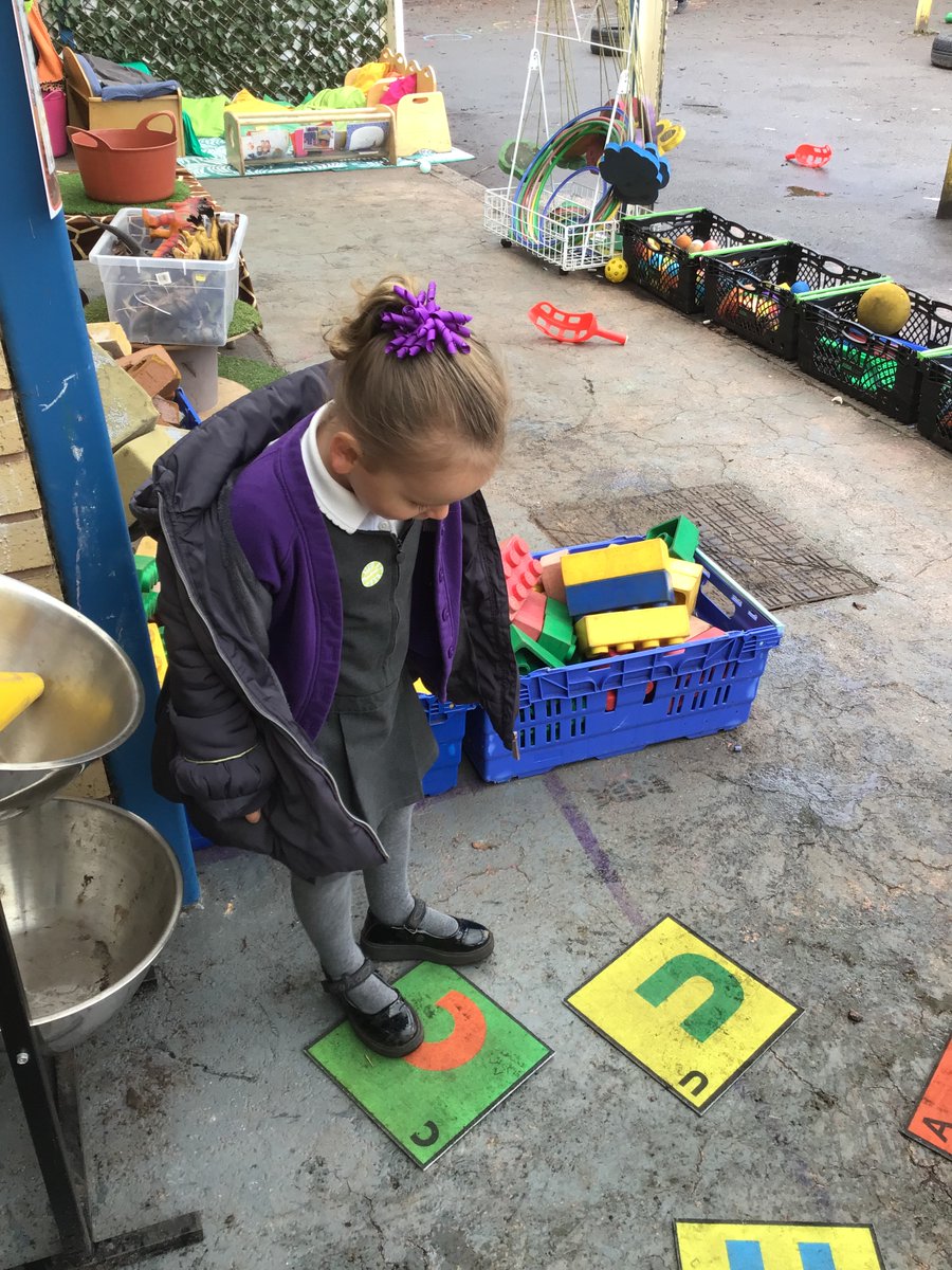 SpringwellEYFS's tweet image. Nursery have been working hard to recognise their names in different ways. Some of our children were playing in the garden and spotted the first letter/sound of their name. Well done Nursery! 🔤✨ @Springwellpark_ #NameRecognition #EYFS #Reading
