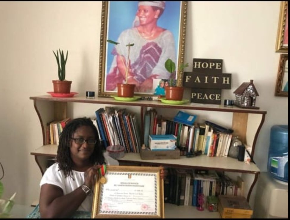 NBorso's tweet photo. #SocialWorkDay — Une vocation noble. Très fière sortante #ENTSS Ex #ENAES #Senegal ❤️

#Maman promotion 1977-78 et #NBorso 2012

Magnifiques souvenirs, ici avec mes camarades et tenant le diplôme d'honneur de maman, marquant ses 30 ans+ de services rendus. 

Jërëjëf — Infiniment. https://t.co/TkN86TBqW4