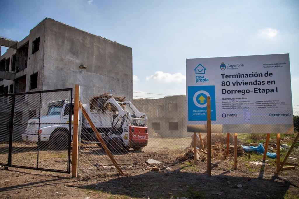 mayrasmendoza's tweet photo. El @GrupoClarin, a través de su sucursal de @telenoche, quiere hacerle creer a los vecinos que la obra de viviendas del barrio Manuel Dorrego está paralizada. Mienten.

¿Por qué no dicen que es una obra que Cambiemos dejó paralizada y que nosotros pusimos en marcha nuevamente? https://t.co/GHBz563ilW
