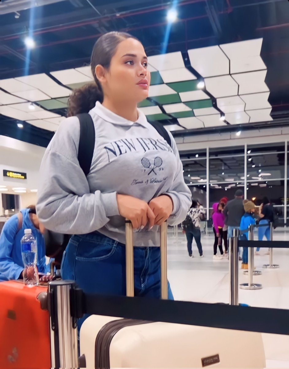 saenz_hn's tweet photo. @CesiaSaenzOfic se mudo el día de ayer a México 🇲🇽para continuar preparando mejor su carrera musical 🎶🇭🇳 .. vienen muchas sorpresas leones ✨️😍 https://t.co/gIKZ677H2j