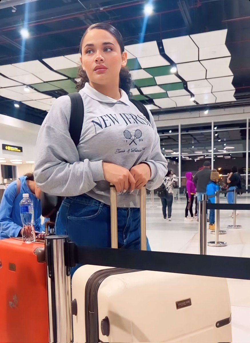 saenz_hn's tweet photo. @CesiaSaenzOfic se mudo el día de ayer a México 🇲🇽para continuar preparando mejor su carrera musical 🎶🇭🇳 .. vienen muchas sorpresas leones ✨️😍 https://t.co/gIKZ677H2j